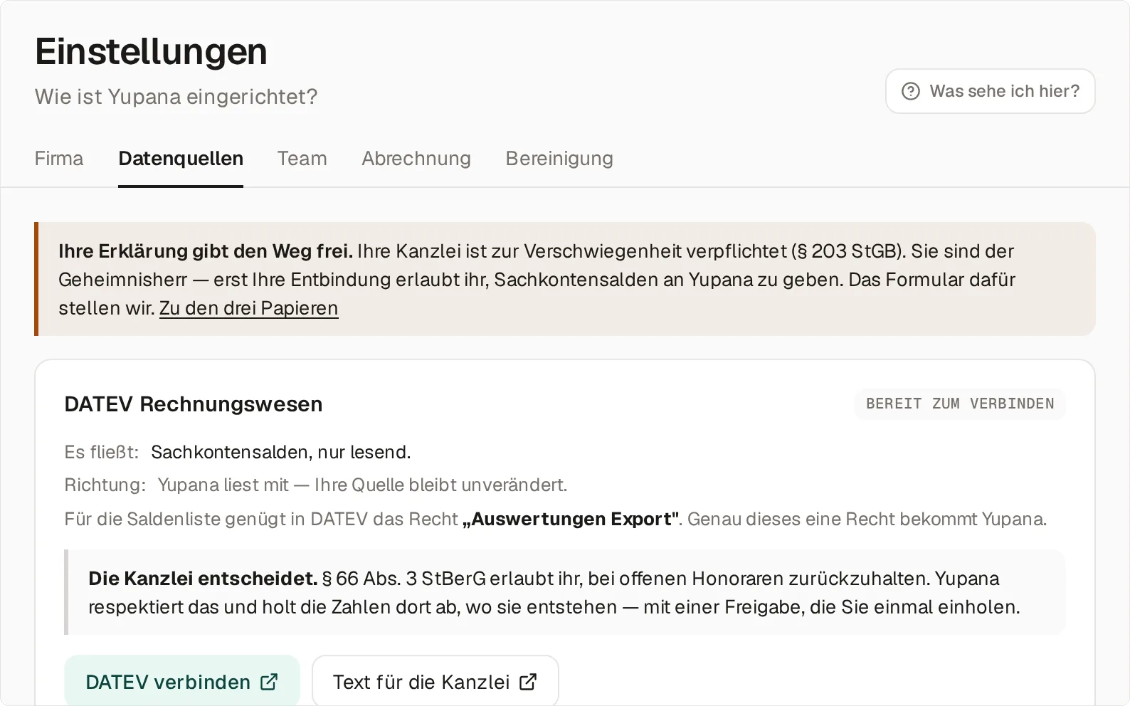 Der Reiter Datenquellen in den Einstellungen: oben der Hinweis „Ihre Erklärung gibt den Weg frei.“ zur Verschwiegenheit der Kanzlei, darunter die Karte DATEV Rechnungswesen mit „Bereit zum Verbinden“, was fließt (Sachkontensalden, nur lesend), Richtung und den Knöpfen „DATEV verbinden“ und „Text für die Kanzlei“.