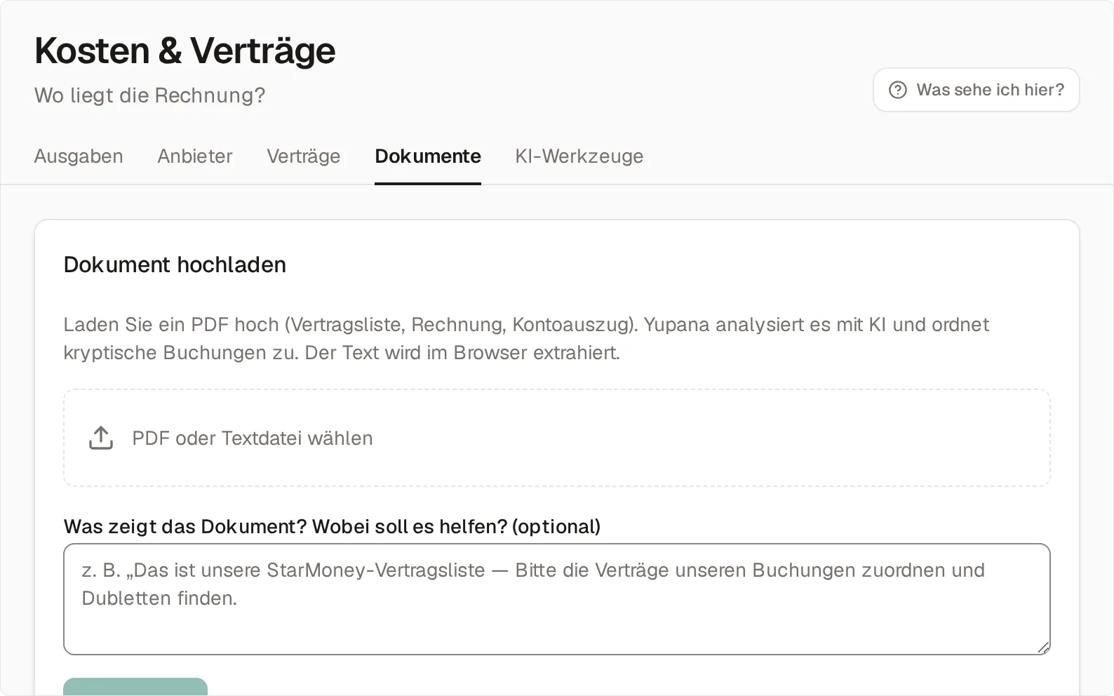Der Reiter Dokumente unter „Kosten & Verträge“ mit der Karte „Dokument hochladen“: das Ablagefeld für PDF- oder Textdateien und das Freitextfeld „Was zeigt das Dokument? Wobei soll es helfen? (optional)“.