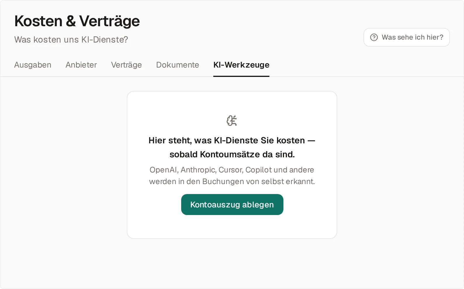 Der Reiter KI-Werkzeuge im Bereich Kosten & Verträge, noch ohne Daten: der Hinweis „Hier steht, was KI-Dienste Sie kosten — sobald Kontoumsätze da sind.“, darunter „OpenAI, Anthropic, Cursor, Copilot und andere werden in den Buchungen von selbst erkannt.“ und der Knopf „Kontoauszug ablegen“.