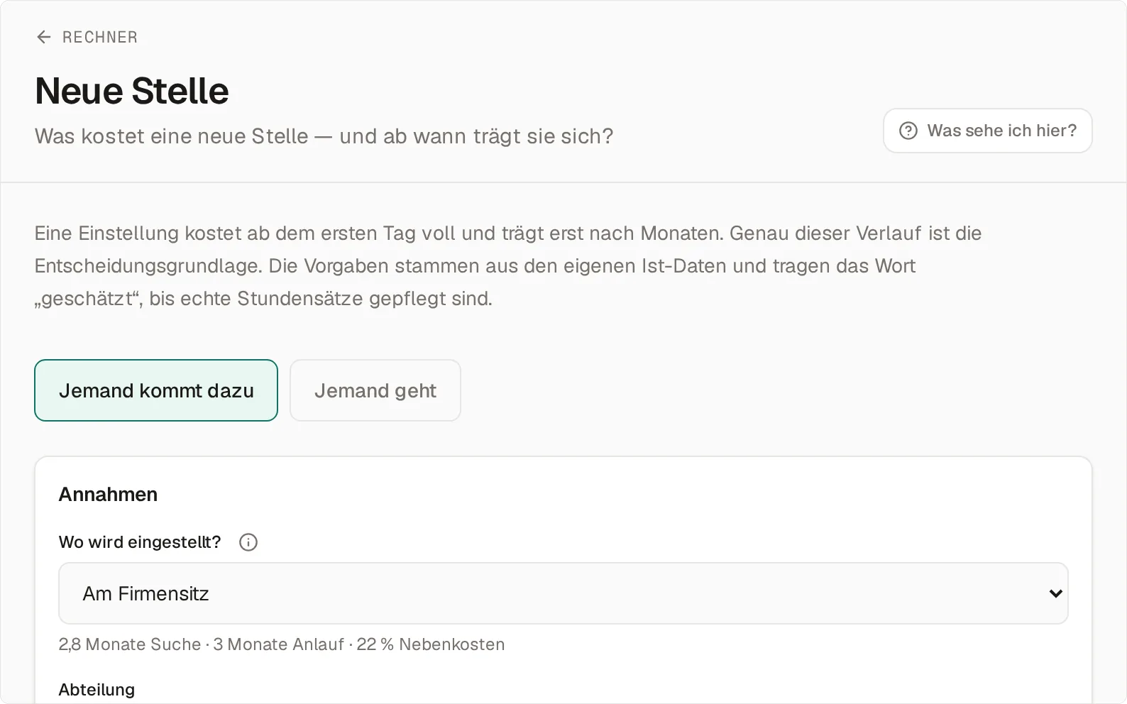 Der Rechner „Neue Stelle“ mit dem Umschalter „Jemand kommt dazu“ oder „Jemand geht“, darunter die Annahmen mit dem Standort „Am Firmensitz“ — 2,8 Monate Suche, 3 Monate Anlauf, 22 Prozent Nebenkosten.