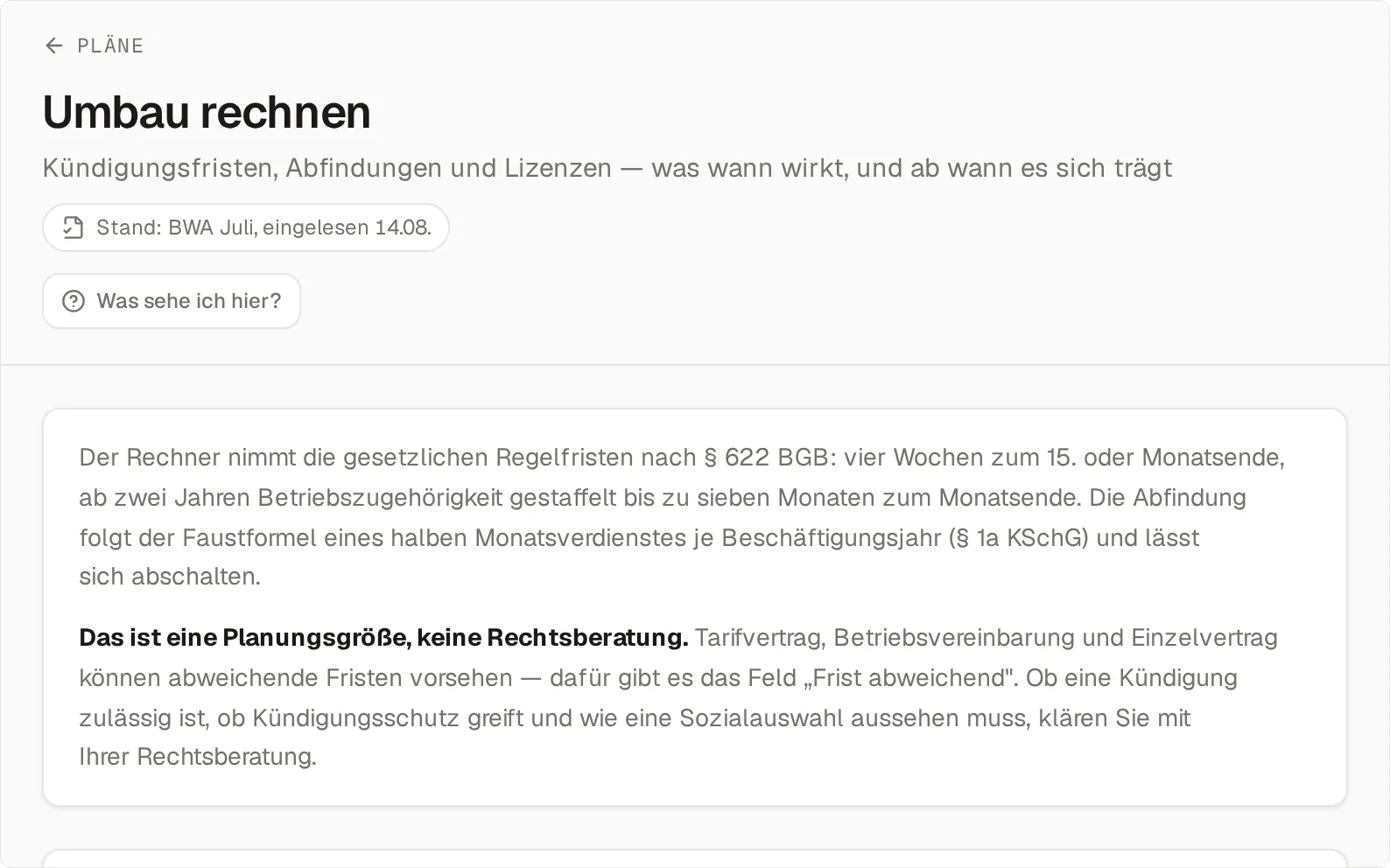 Die Seite Umbau rechnen mit „Kündigungsfristen, Abfindungen und Lizenzen — was wann wirkt, und ab wann es sich trägt“: der Hinweiskasten zu den gesetzlichen Regelfristen nach § 622 BGB und der Faustformel für die Abfindung nach § 1a KSchG, darunter „Das ist eine Planungsgröße, keine Rechtsberatung.“
