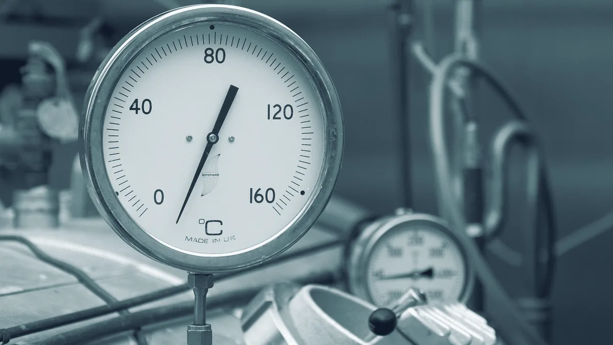 Zwei Manometer an einer Rohrleitung, beide zeigen unterschiedliche Werte